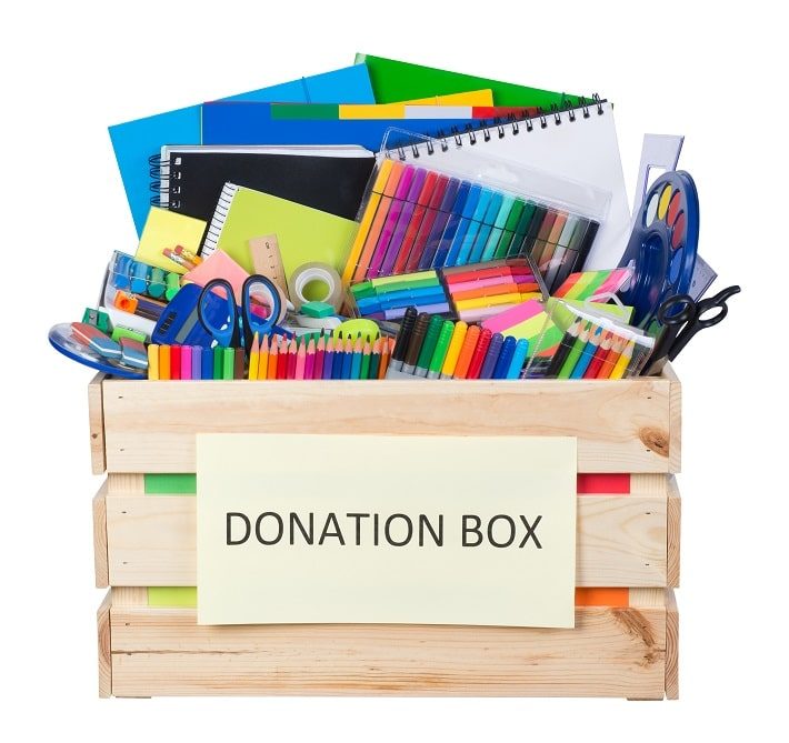 学校やクラスルームに寄付された文房具がドネーションボックスの中に入っている様子